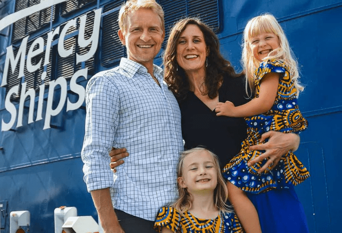 Stefan Kliewer, aumônier son épouse Lindsay, infirmière, et leurs filles. © Mercy Ships