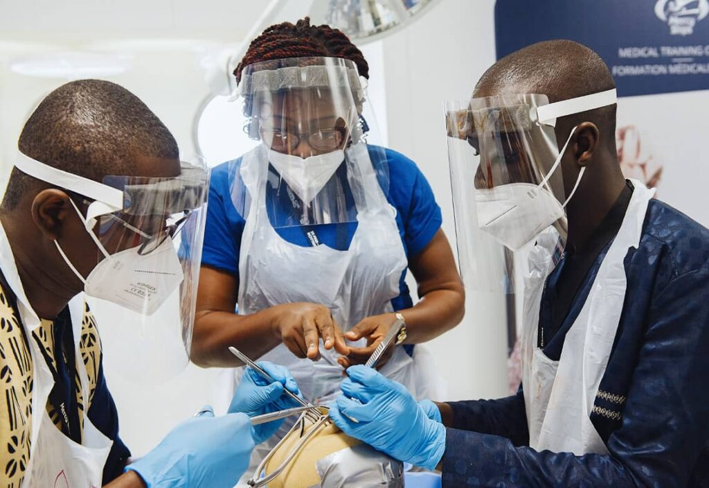 Dre Agbessi enseignant à bord du Global Mercy dans le cadre du programme de renforcement des capacités médicales, Sénégal © Mercy Ships