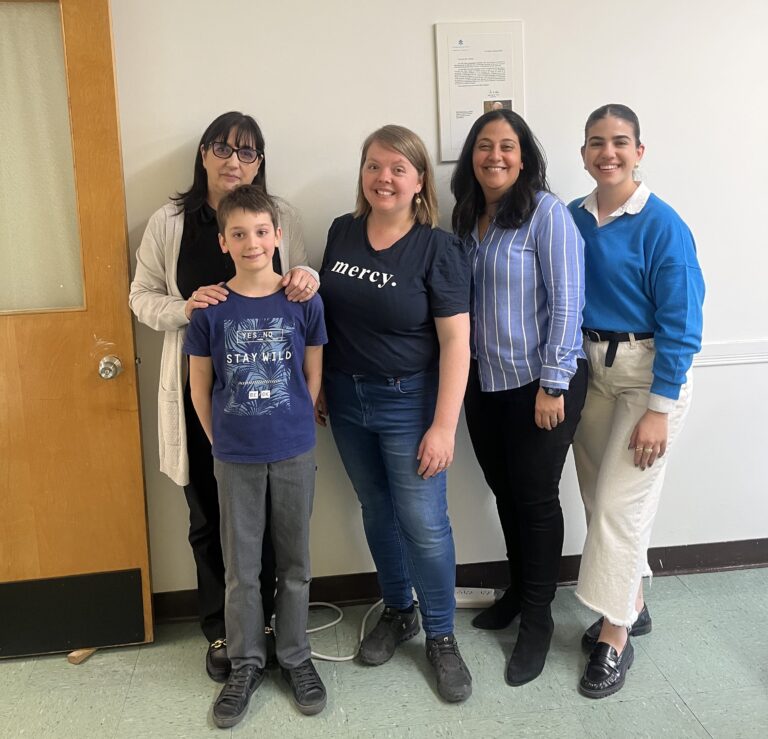 Mme Adeline D’Opéra, Principale, Clément Labelle, étudiant en 4e année, Catherine Tremblay, représentante de Mercy Ships Canada, Jessy EL Helou, enseignante et Mme Mélissa Bitar.