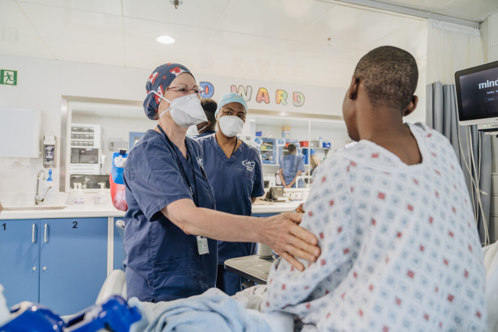 Dre Louise Caouette Laberge, pendant les visites du matin. © Mercy Ships