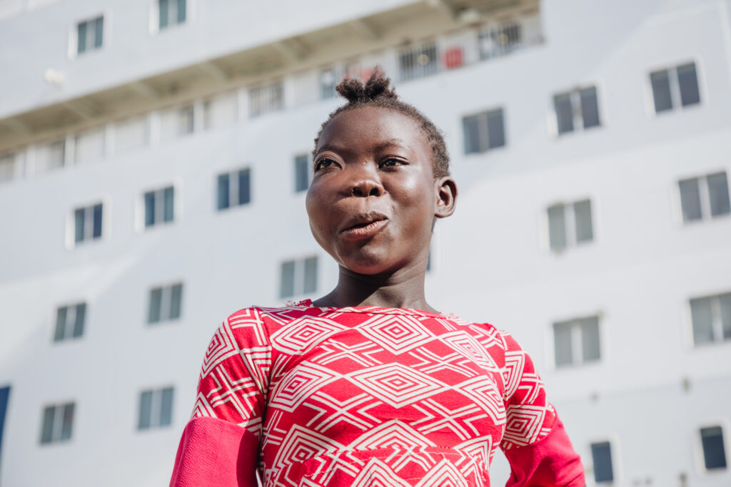 Lucy, patiente maxillo-faciale, le matin de son admission à l'hôpital. © Mercy Ships