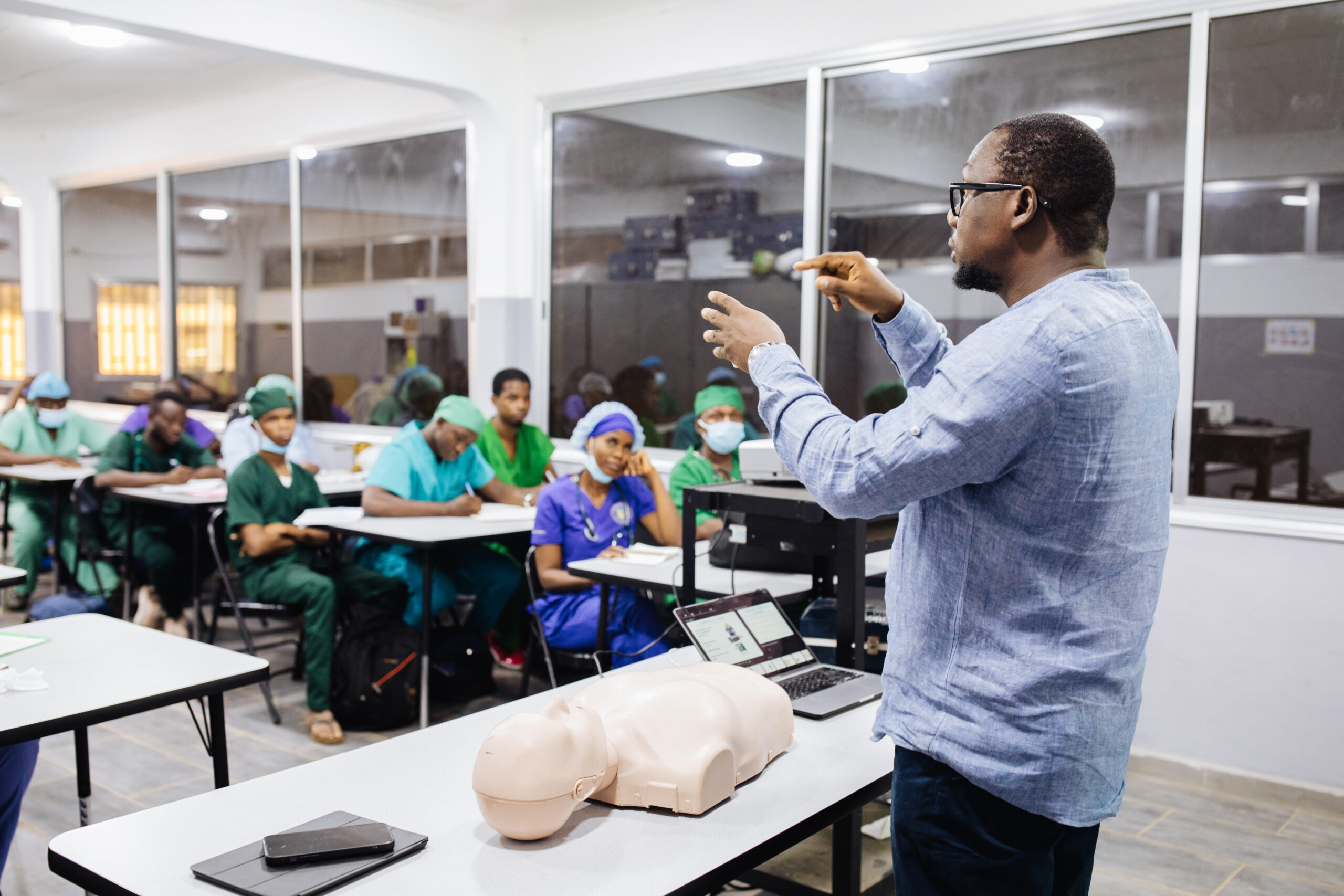 A Nurse Anesthesia training being held at the dental clinic at Gamal Abdel Nasser University of Conakry.