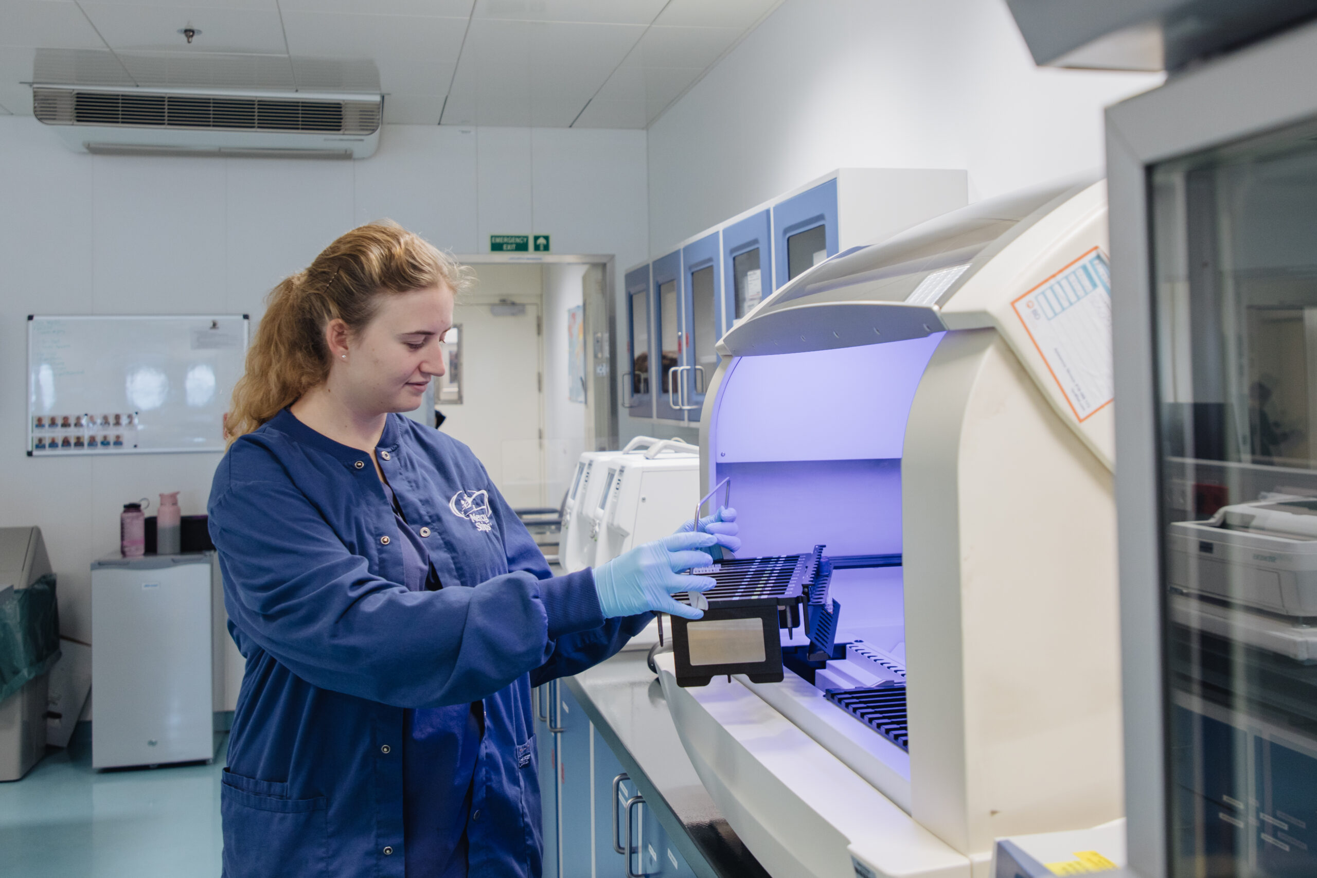 Breanna Charleson, technicienne médicale de laboratoire, utilise le laboratoire fourni par BD MAX.