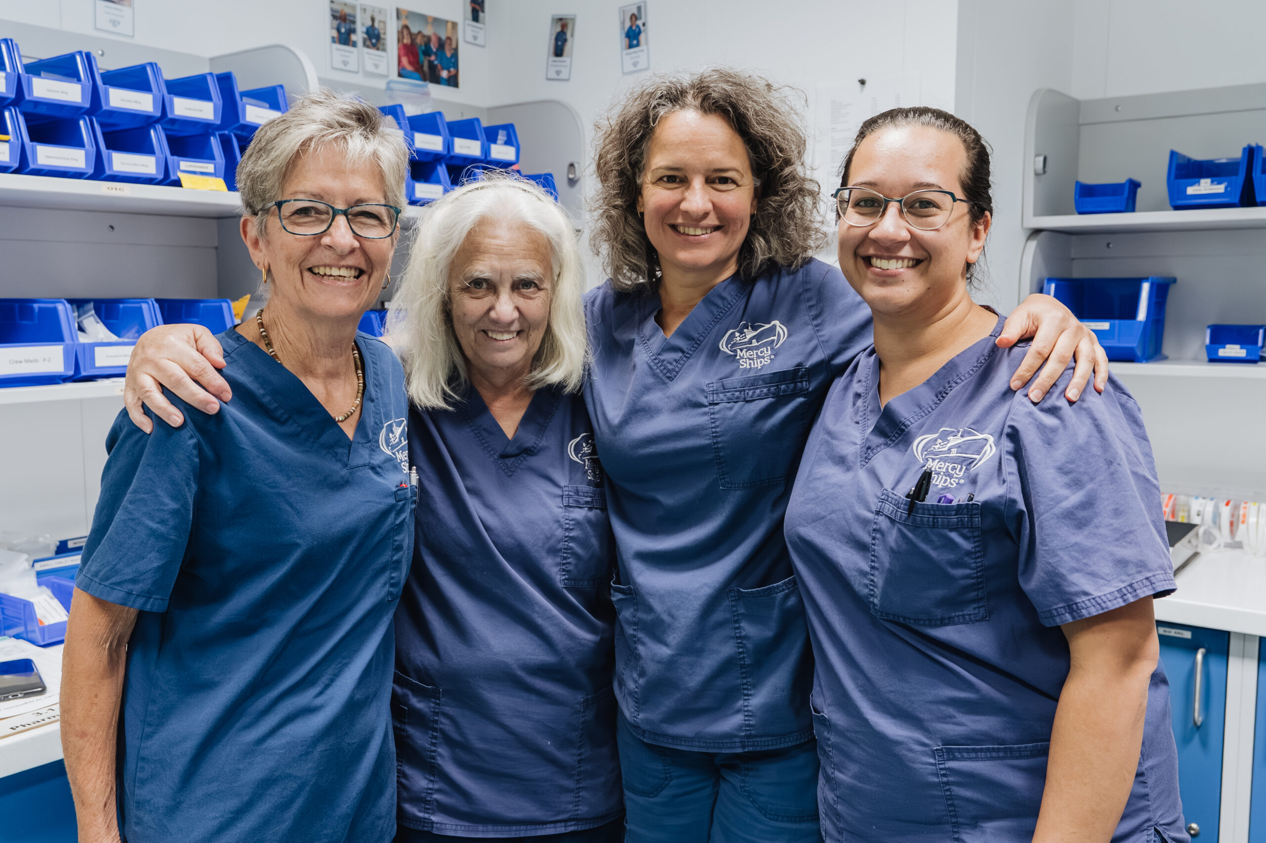 L'équipe de pharmacie. De gauche à droite : Chrissie Reid, Pam Jorden, Kimberly Zieglgansberger (aussi originaire du Canada) et Danica Massey.