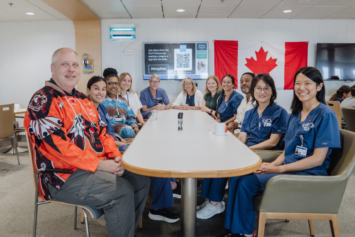 GHE260929_CANADIAN_AMBASSADOR_VISIT_CREW_GLM_ED046_HI