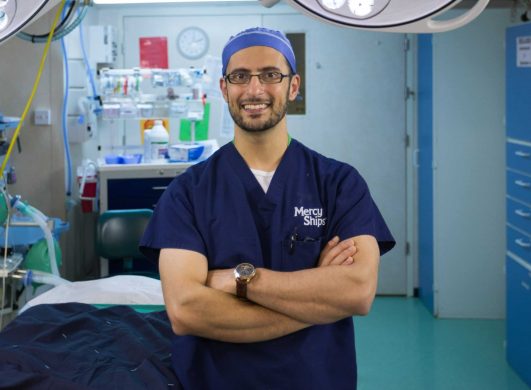 Dr Mark Shrime dans une salle d'opération. © Mercy Ships